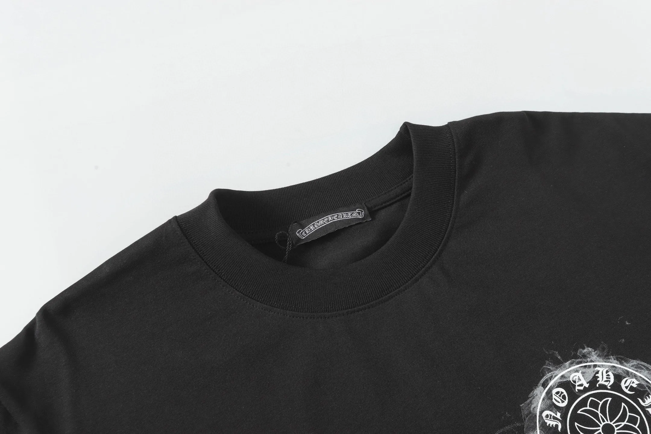 🅿️170 CH/Cro Heart 25ss front and back logo printed logo round neck short sleeves. Fabric: Made of 280g double yarn smooth fabric, high temperature pre-shrunk. The weight is up to 300g. It is equipped with 1x1 thread in the same cylinder. It is not easy to deform after repeated washing. Workmanship: positioning and cutting, oversize loose version, imported glue dot printing. Accessories: original supporting accessories. Color: black white Size: XS-L